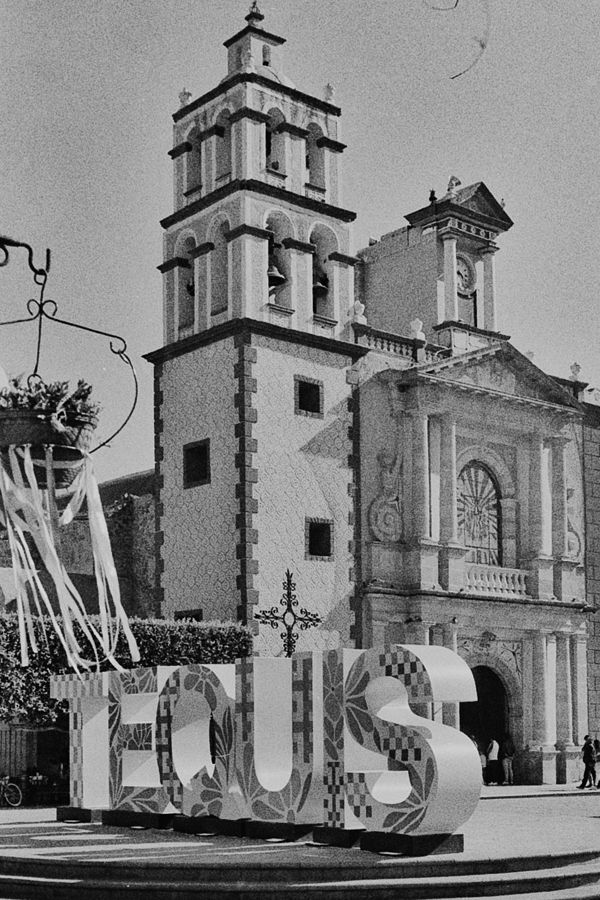 La parroquia de Tequisquiapan con las letras monumentales del pueblo al frente