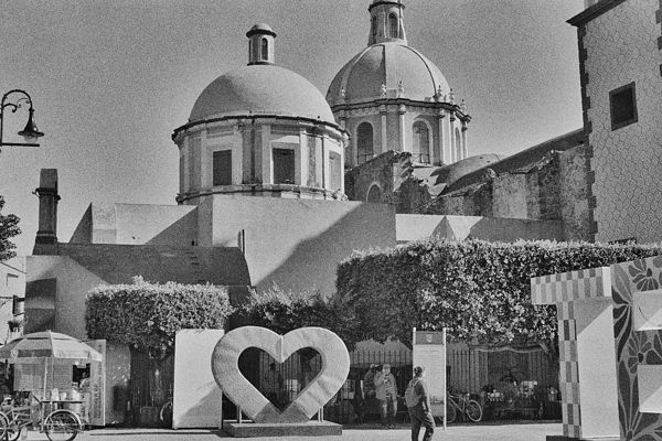 Las cúpulas de la parroquia detrás del corazón monumental de la plaza