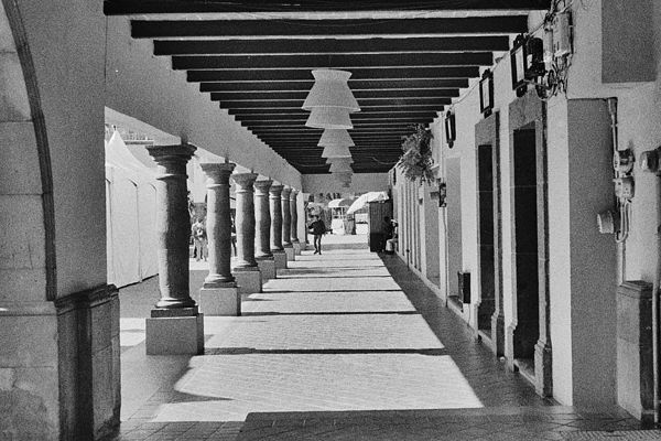 Portal con columnas de cantera y su sombra sobre el piso