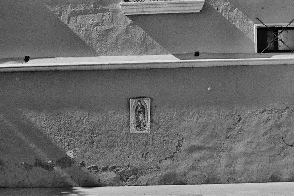 Muro encalado con una imagen de la Virgen de Guadalupe en un pequeño nicho