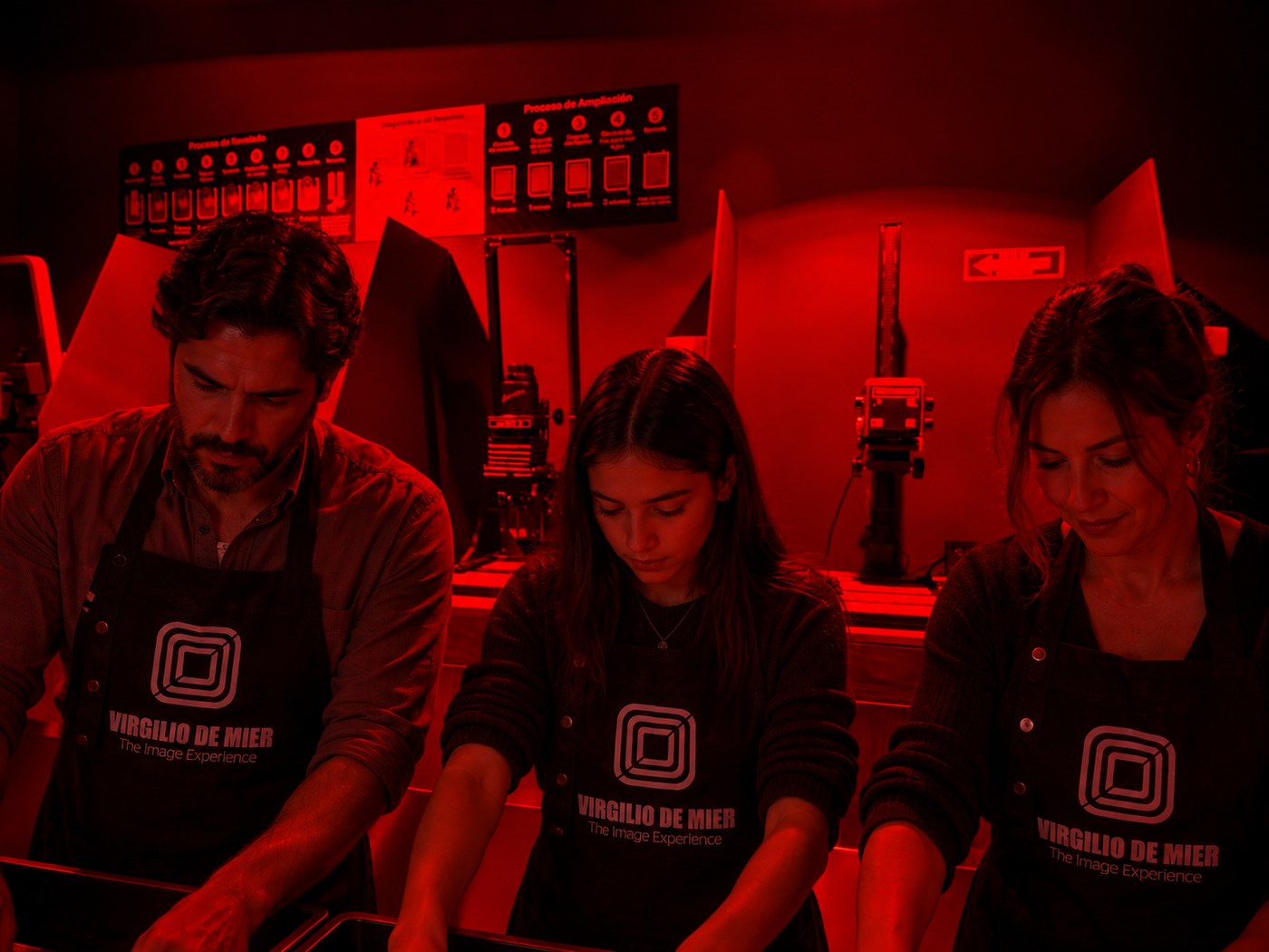 Familia revelando su película en el cuarto oscuro, bajo luz roja de seguridad